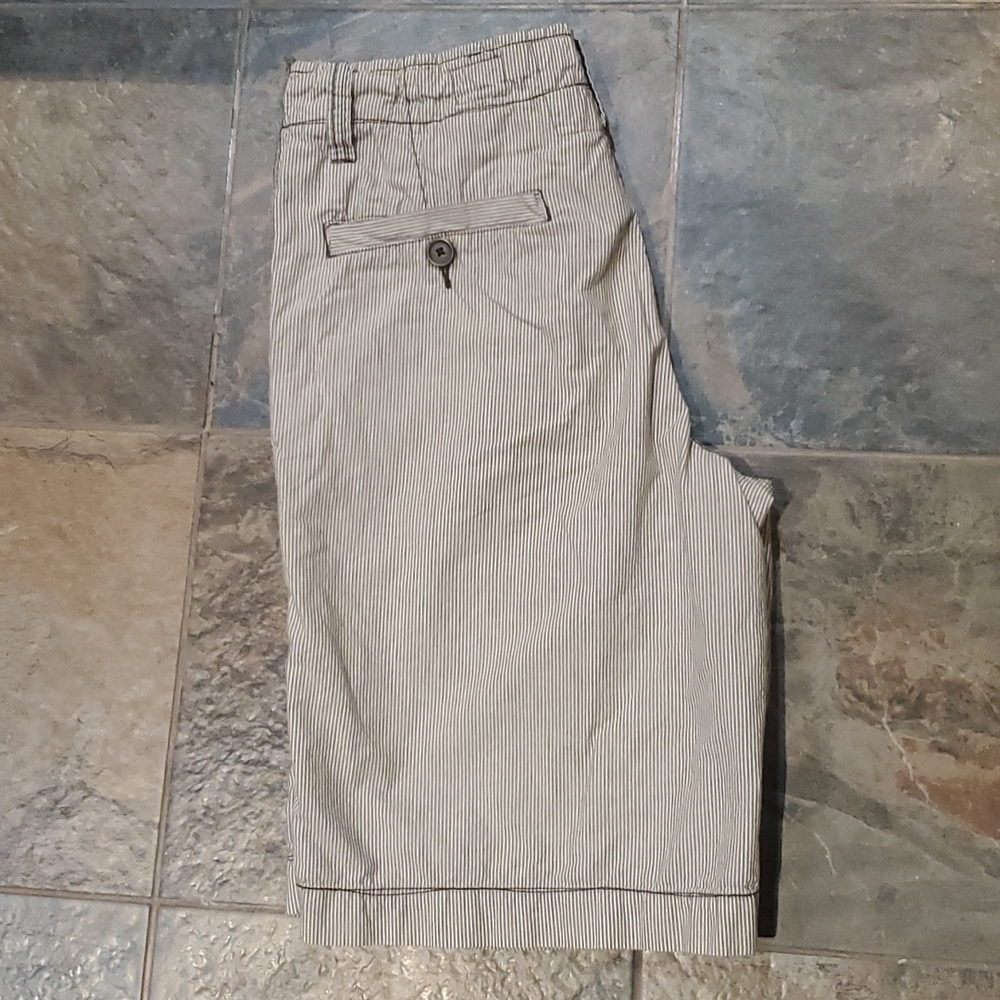 Victory* Shorts - Picture 2 of 7